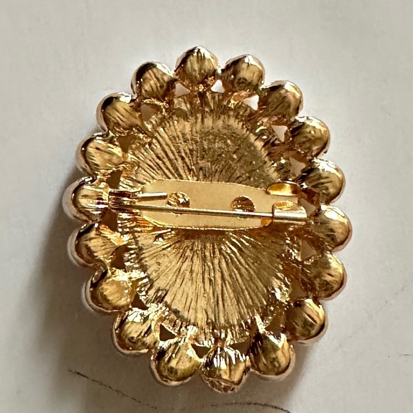 Vintage-Inspired Cameo Pearl Brooch – Gold Knight Design New Arrivals - Picture 2 of 3